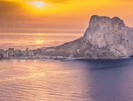 Imagen aérea del Puerto de Calpe al amanecer