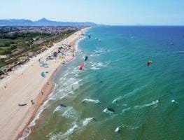 Imagen aérea de una competición de Kitesurf en la playa de Oliva