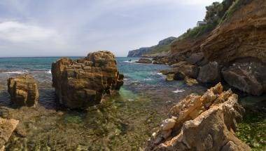 Dénia, al abrigo de la cumbre del Montgó